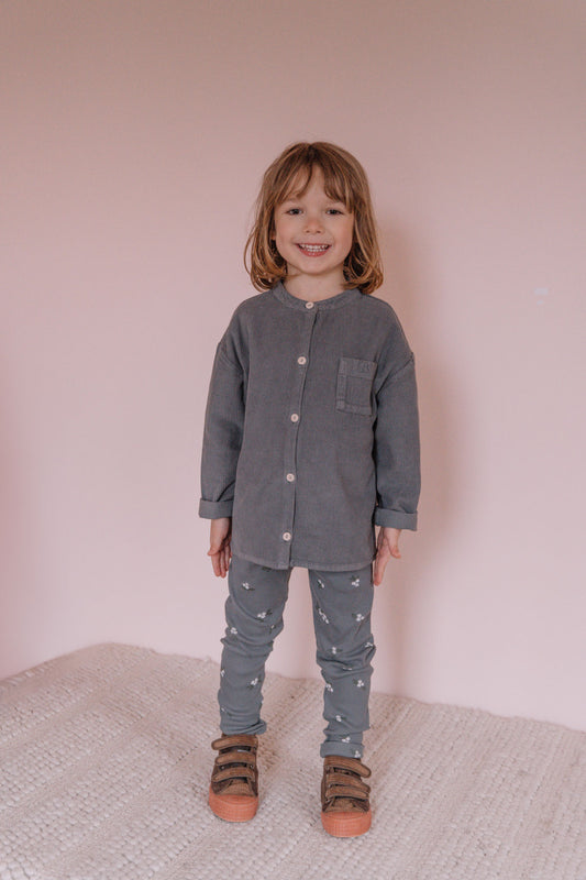 Kind draagt Studio Bohème kinderhemd in ribfluweel van biologisch katoen
