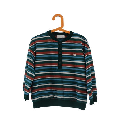 Een comfy groene kindersweater met strepen, relaxte fit en een coole retro look