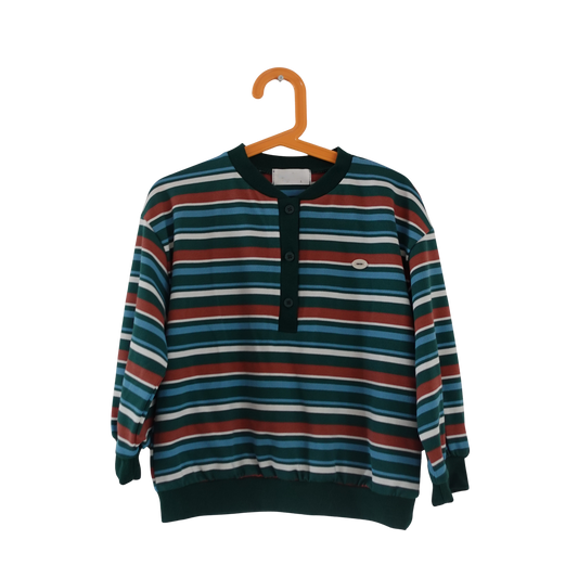 Een comfy groene kindersweater met strepen, relaxte fit en een coole retro look