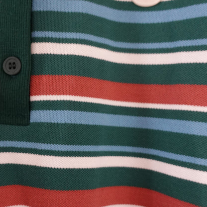 Een comfy groene kindersweater met strepen, relaxte fit en een coole retro look.