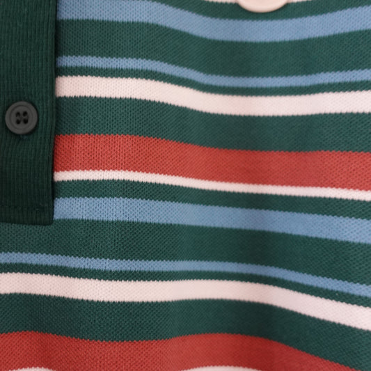 Een comfy groene kindersweater met strepen, relaxte fit en een coole retro look.