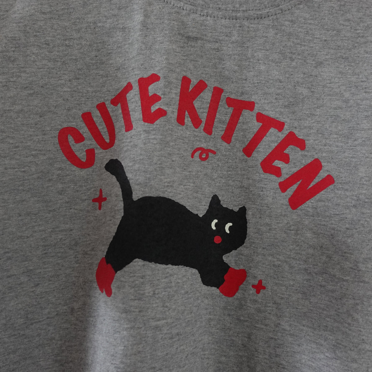 Grijze kinderlongsleeve met kattenprint
