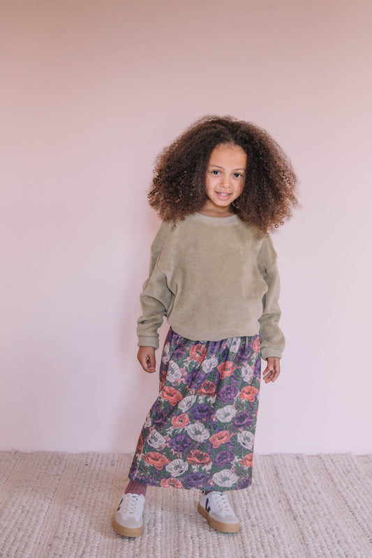 Kind draagt Studio Bohème unisex sweater van biologisch katoen voor kinderen