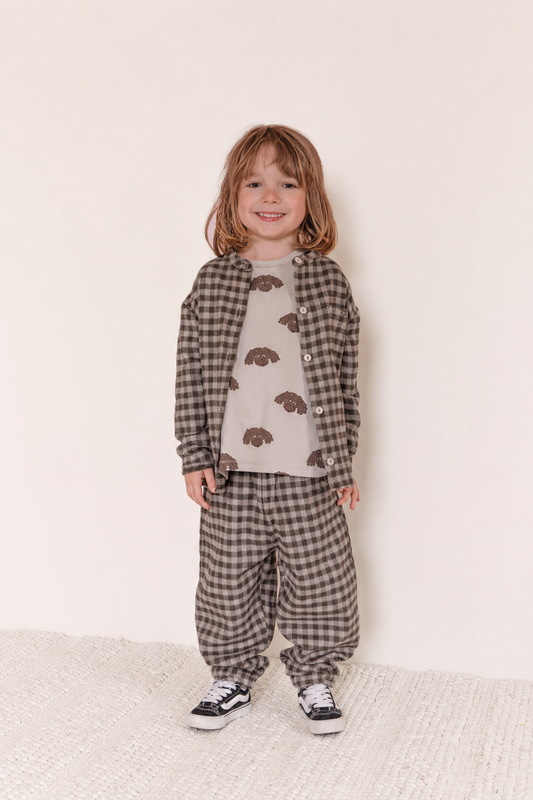 Kind draagt Studio Bohème Essentiel Chien Frère longsleeve met geruite outfit